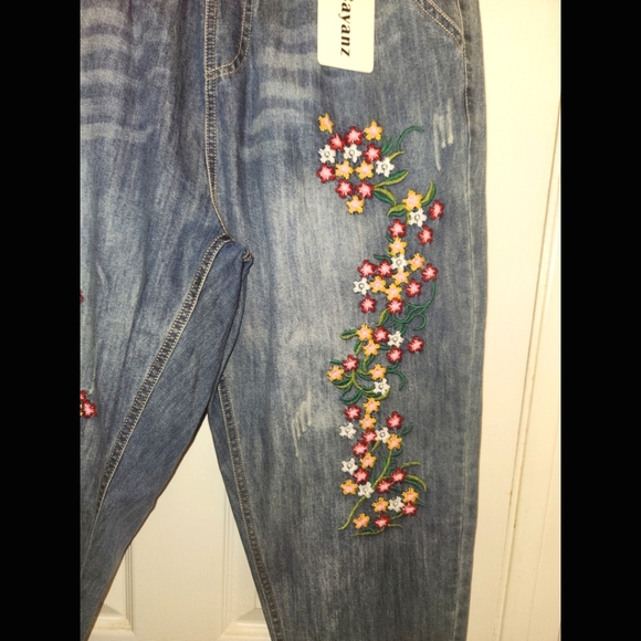 Floral Embroidered Capri Jeans - Picture 4 of 6
